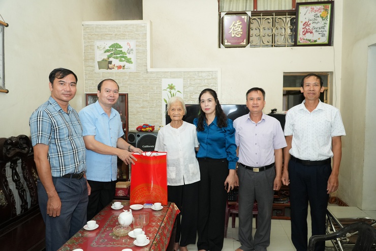 Đồng chí Bí thư Đảng uỷ, đồng chí Chủ tịch UBND xã thăm, tặng quà nhân kỷ niệm 78 năm Ngày Thương binh, Liệt sĩ (27/7)- Ảnh 4.