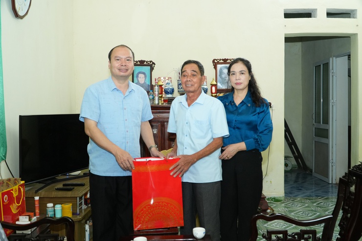 Đồng chí Bí thư Đảng uỷ, đồng chí Chủ tịch UBND xã thăm, tặng quà nhân kỷ niệm 78 năm Ngày Thương binh, Liệt sĩ (27/7)- Ảnh 6.