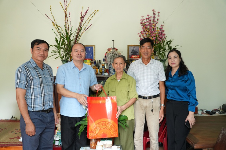 Đồng chí Bí thư Đảng uỷ, đồng chí Chủ tịch UBND xã thăm, tặng quà nhân kỷ niệm 78 năm Ngày Thương binh, Liệt sĩ (27/7)- Ảnh 5.