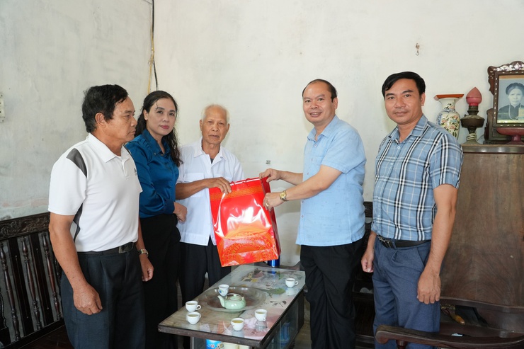 Đồng chí Bí thư Đảng uỷ, đồng chí Chủ tịch UBND xã thăm, tặng quà nhân kỷ niệm 78 năm Ngày Thương binh, Liệt sĩ (27/7)- Ảnh 8.