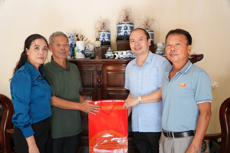 Đồng chí Bí thư Đảng uỷ, đồng chí Chủ tịch UBND xã thăm, tặng quà nhân kỷ niệm 78 năm Ngày Thương binh, Liệt sĩ (27/7)- Ảnh 7.