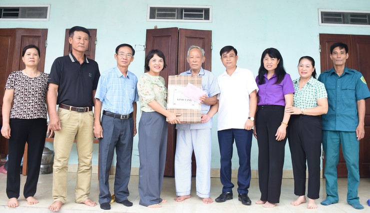 ỨNG HÒA THĂM VÀ TẶNG QUÀ GIA ĐÌNH CÓ CÔNG VỚI CÁCH MẠNG NHÂN KỶ NIỆM NGÀY THƯƠNG BINH LIỆT SỸ 27/7- Ảnh 4.