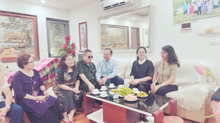 Lãnh đạo phường Đống Đa thăm hỏi và tặng quà gia đình chính sách trên địa bàn nhân dịp kỷ niệm 78 năm ngày Thương binh, Liệt sĩ- Ảnh 3.