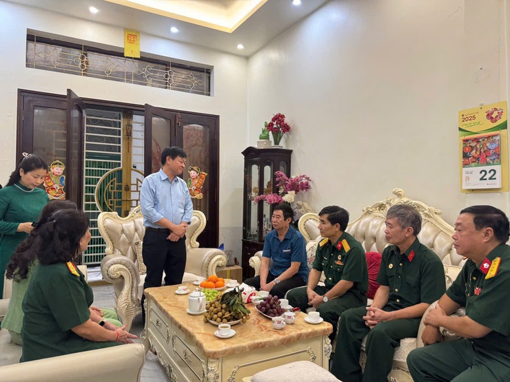 Lãnh đạo phường Đống Đa thăm hỏi và tặng quà gia đình chính sách trên địa bàn nhân dịp kỷ niệm 78 năm ngày Thương binh, Liệt sĩ- Ảnh 11.