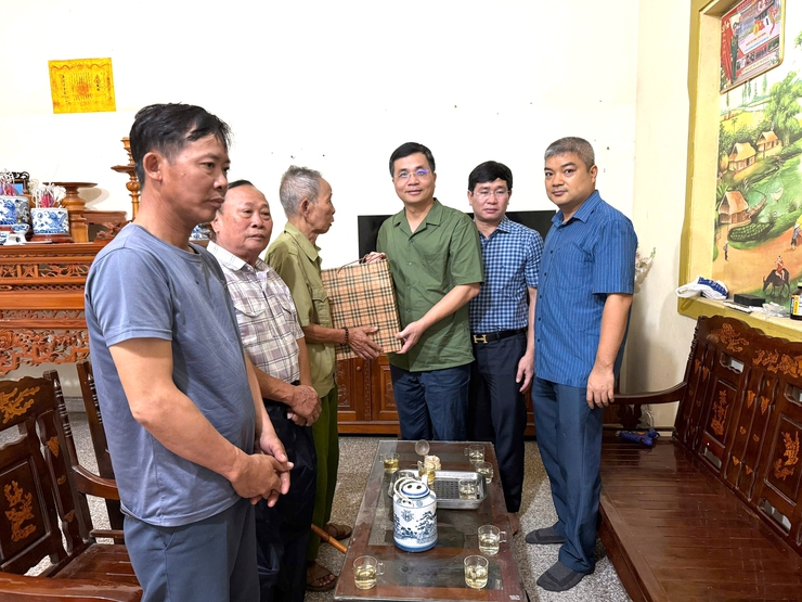 Hoạt động thăm, tặng quà cho các Thương binh, Bệnh binh, thân nhân gia đình chính sách, người có công trên địa bàn xã Thạch Thất nhân dịp kỉ niệm 78 năm ngày Thương binh, Liệt sĩ (27/7/1947 -27/7/2025)- Ảnh 1.