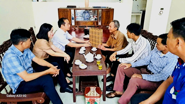 Hoạt động thăm, tặng quà cho các Thương binh, Bệnh binh, thân nhân gia đình chính sách, người có công trên địa bàn xã Thạch Thất nhân dịp kỉ niệm 78 năm ngày Thương binh, Liệt sĩ (27/7/1947 -27/7/2025)- Ảnh 4.