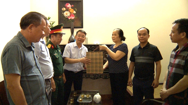 Hoạt động thăm, tặng quà cho các Thương binh, Bệnh binh, thân nhân gia đình chính sách, người có công trên địa bàn xã Thạch Thất nhân dịp kỉ niệm 78 năm ngày Thương binh, Liệt sĩ (27/7/1947 -27/7/2025)- Ảnh 3.