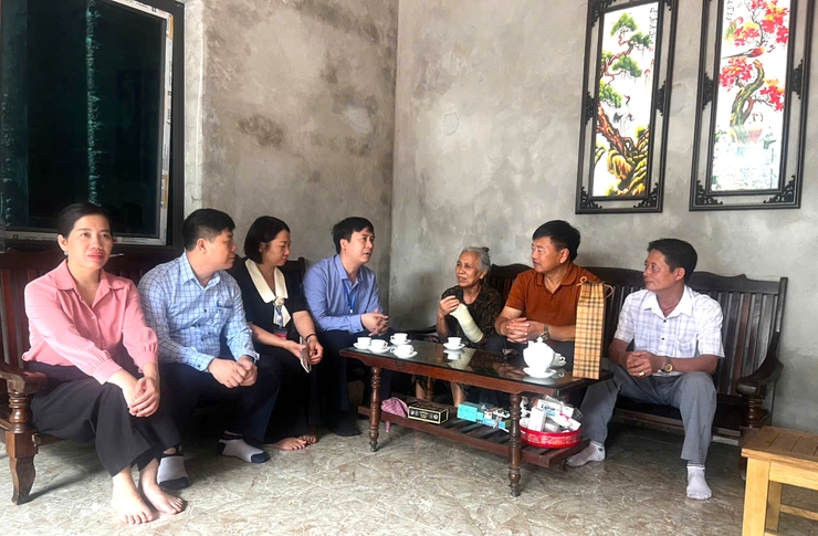 Hoạt động thăm, tặng quà cho các Thương binh, Bệnh binh, thân nhân gia đình chính sách, người có công trên địa bàn xã Thạch Thất nhân dịp kỉ niệm 78 năm ngày Thương binh, Liệt sĩ (27/7/1947 -27/7/2025)- Ảnh 5.