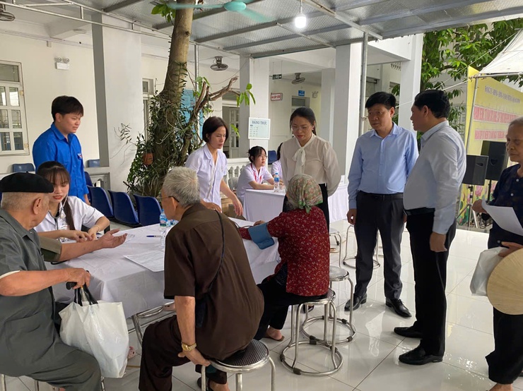 Xã Quang Minh khám bệnh, tư vấn sức khỏe và phát thuốc miễn phí cho 400 người có công- Ảnh 2.