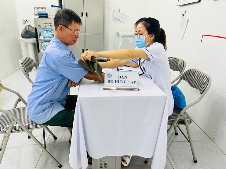 Xã Quang Minh khám bệnh, tư vấn sức khỏe và phát thuốc miễn phí cho 400 người có công- Ảnh 3.