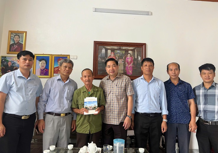 Lãnh đạo xã Quang Minh thăm, tặng quà người có công nhân kỷ nhiệm 78 năm Ngày Thương binh - Liệt sỹ- Ảnh 4.