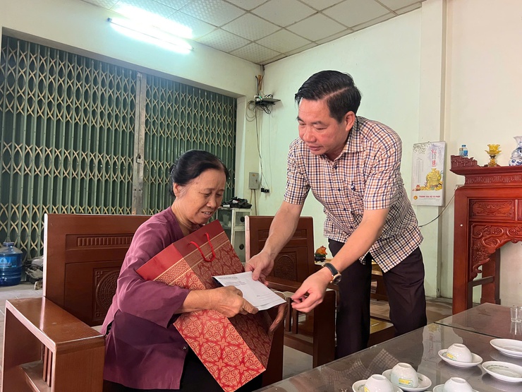 Lãnh đạo xã Quang Minh thăm, tặng quà người có công nhân kỷ nhiệm 78 năm Ngày Thương binh - Liệt sỹ- Ảnh 5.