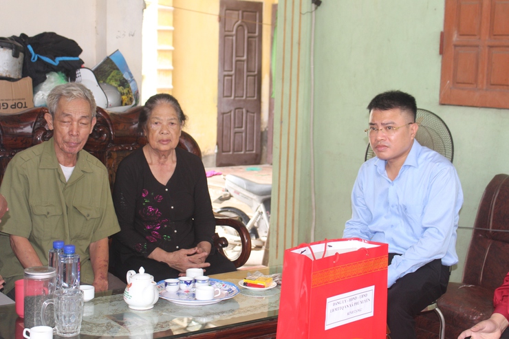 Đồng chí Phó Chủ tịch UBND xã thăm, tặng quà các gia đình chính sách- Ảnh 3.