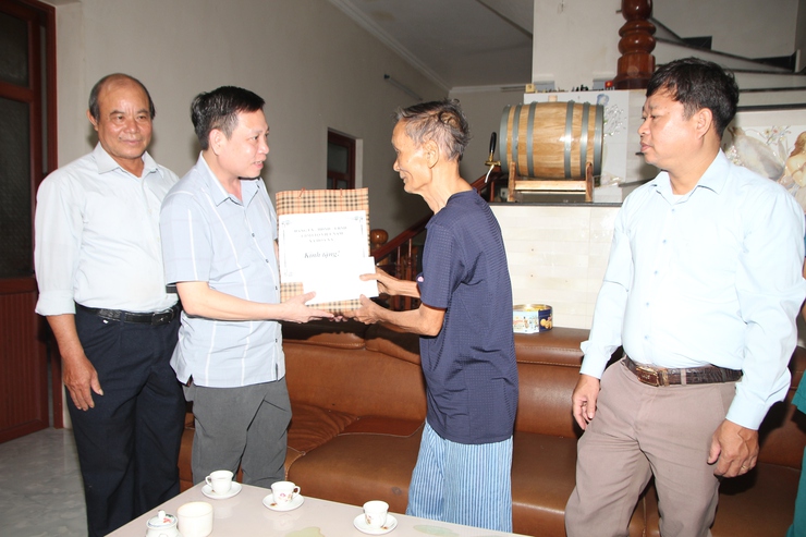 Các đồng chí lãnh đạo xã Hoà Xá thăm và tặng quà các gia đình chính sách, người có công nhân dịp kỉ niệm 78 năm ngày thương binh liệt sỹ năm 2025- Ảnh 10.
