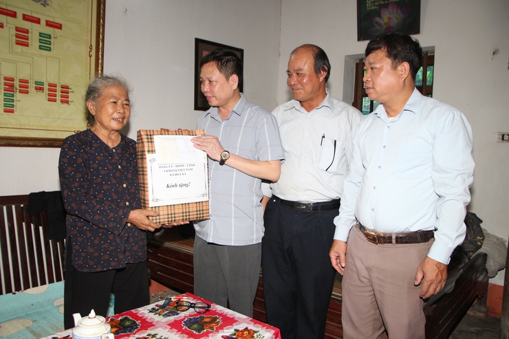 Các đồng chí lãnh đạo xã Hoà Xá thăm và tặng quà các gia đình chính sách, người có công nhân dịp kỉ niệm 78 năm ngày thương binh liệt sỹ năm 2025- Ảnh 11.