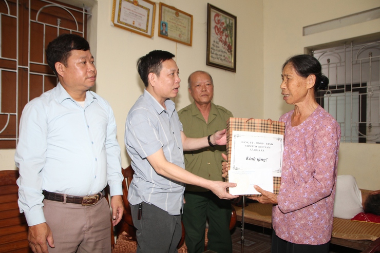 Các đồng chí lãnh đạo xã Hoà Xá thăm và tặng quà các gia đình chính sách, người có công nhân dịp kỉ niệm 78 năm ngày thương binh liệt sỹ năm 2025- Ảnh 12.