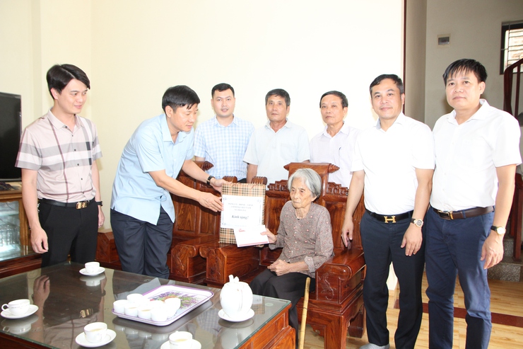 Các đồng chí lãnh đạo xã Hoà Xá thăm và tặng quà các gia đình chính sách, người có công nhân dịp kỉ niệm 78 năm ngày thương binh liệt sỹ năm 2025- Ảnh 1.