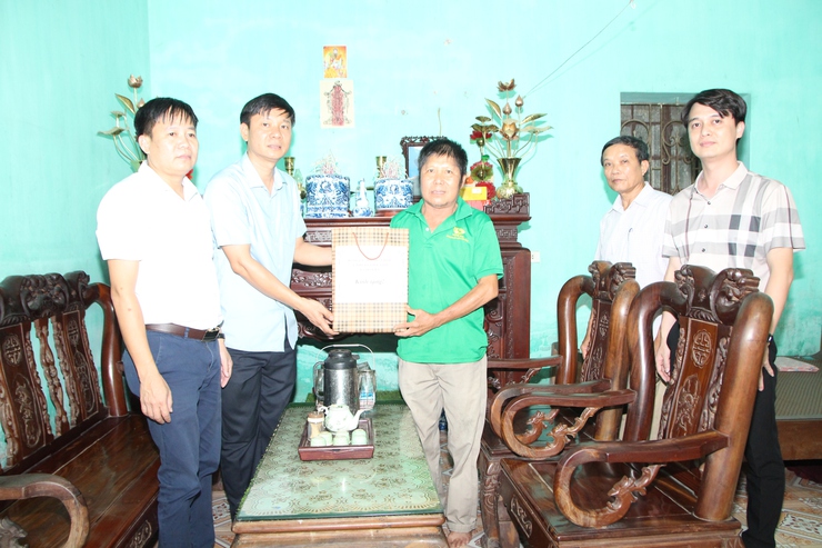 Các đồng chí lãnh đạo xã Hoà Xá thăm và tặng quà các gia đình chính sách, người có công nhân dịp kỉ niệm 78 năm ngày thương binh liệt sỹ năm 2025- Ảnh 2.
