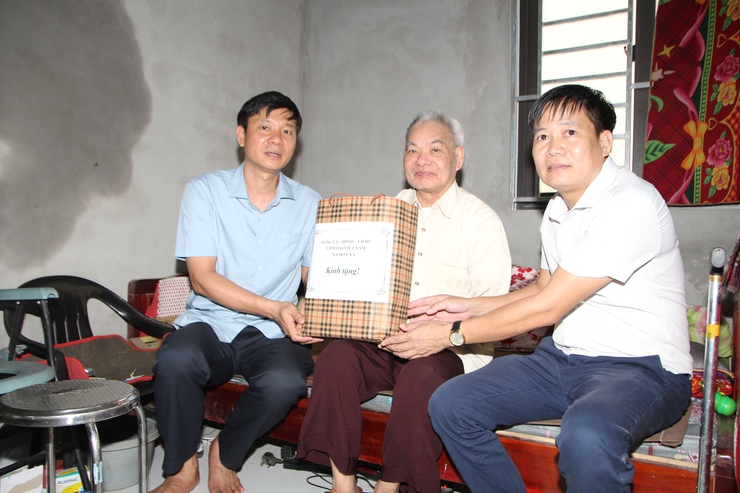 Các đồng chí lãnh đạo xã Hoà Xá thăm và tặng quà các gia đình chính sách, người có công nhân dịp kỉ niệm 78 năm ngày thương binh liệt sỹ năm 2025- Ảnh 3.