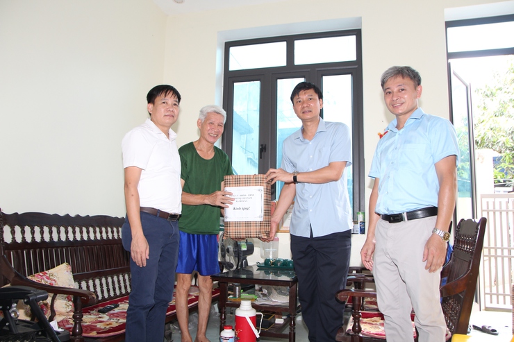 Các đồng chí lãnh đạo xã Hoà Xá thăm và tặng quà các gia đình chính sách, người có công nhân dịp kỉ niệm 78 năm ngày thương binh liệt sỹ năm 2025- Ảnh 4.