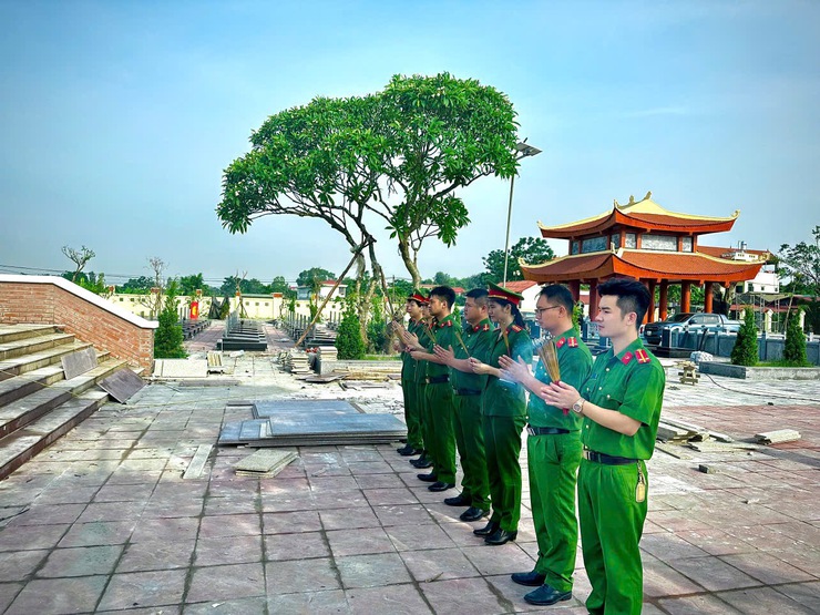 Công an xã Phúc Lộc ra quân vệ sinh nghĩa trang liệt sỹ Sen Phương nhân kỷ niệm 78 năm Ngày Thương binh-Liệt sỹ (27/7/1947 – 27/7/2025)- Ảnh 7.