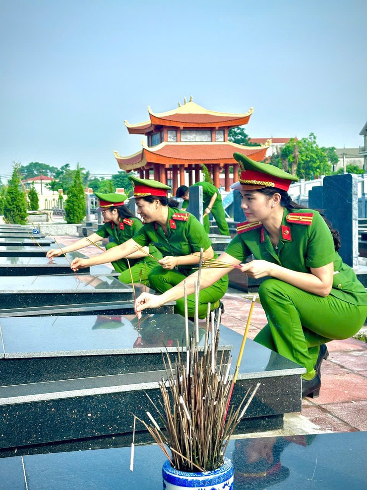 Công an xã Phúc Lộc ra quân vệ sinh nghĩa trang liệt sỹ Sen Phương nhân kỷ niệm 78 năm Ngày Thương binh-Liệt sỹ (27/7/1947 – 27/7/2025)- Ảnh 6.