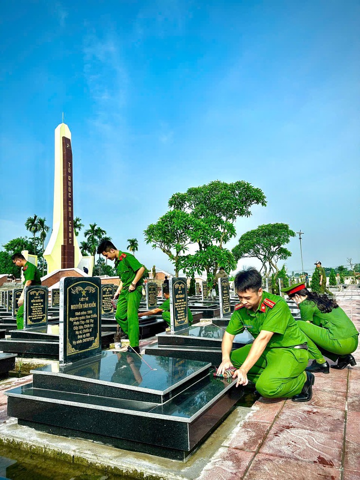 Công an xã Phúc Lộc ra quân vệ sinh nghĩa trang liệt sỹ Sen Phương nhân kỷ niệm 78 năm Ngày Thương binh-Liệt sỹ (27/7/1947 – 27/7/2025)- Ảnh 4.