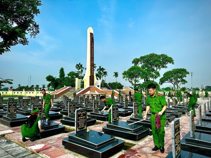 Công an xã Phúc Lộc ra quân vệ sinh nghĩa trang liệt sỹ Sen Phương nhân kỷ niệm 78 năm Ngày Thương binh-Liệt sỹ (27/7/1947 – 27/7/2025)- Ảnh 1.