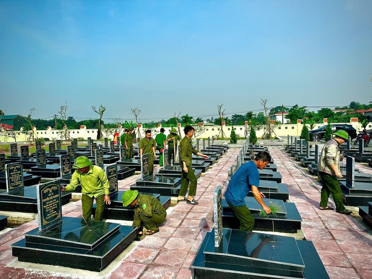 Công an xã Phúc Lộc ra quân vệ sinh nghĩa trang liệt sỹ Sen Phương nhân kỷ niệm 78 năm Ngày Thương binh-Liệt sỹ (27/7/1947 – 27/7/2025)- Ảnh 5.