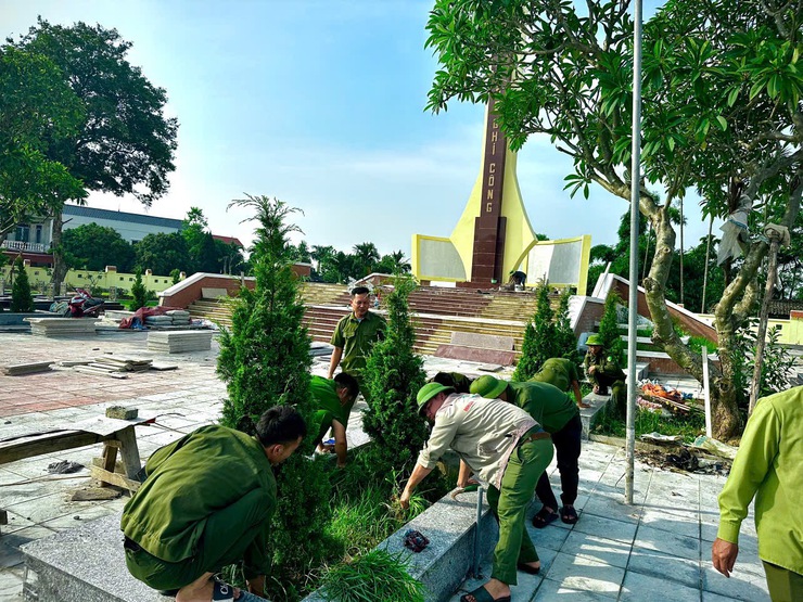 Công an xã Phúc Lộc ra quân vệ sinh nghĩa trang liệt sỹ Sen Phương nhân kỷ niệm 78 năm Ngày Thương binh-Liệt sỹ (27/7/1947 – 27/7/2025)- Ảnh 3.