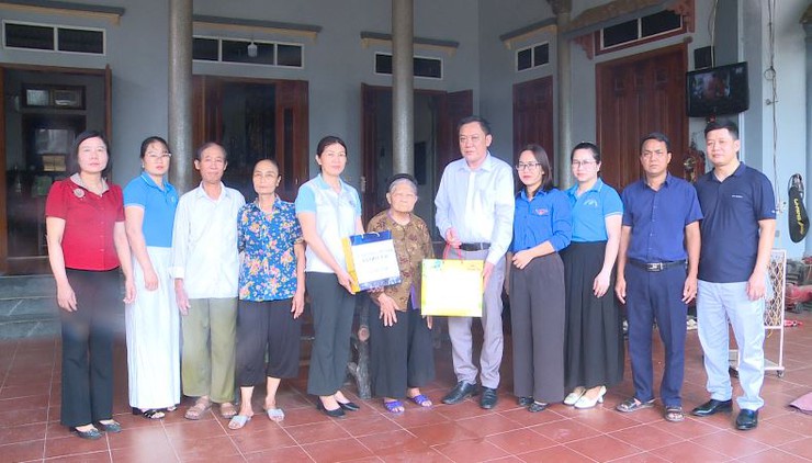 Ủy ban MTTQ và tổ chức chính trị - xã hội xã Phúc Lộc thăm, tặng quà Mẹ Việt Nam anh hùng trên địa bàn- Ảnh 1.