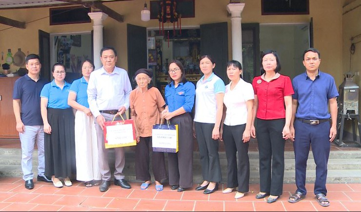 Ủy ban MTTQ và tổ chức chính trị - xã hội xã Phúc Lộc thăm, tặng quà Mẹ Việt Nam anh hùng trên địa bàn- Ảnh 2.