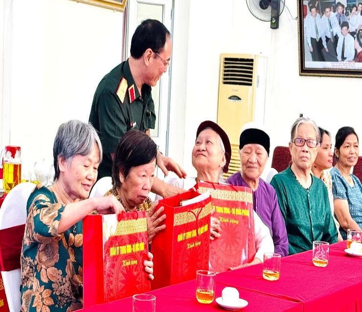 Bộ Tư lệnh Thủ đô Hà Nội tri ân và lan tỏa yêu thương nhân Kỷ niệm 78 năm ngày Thương binh Liệt sĩ- Ảnh 4.