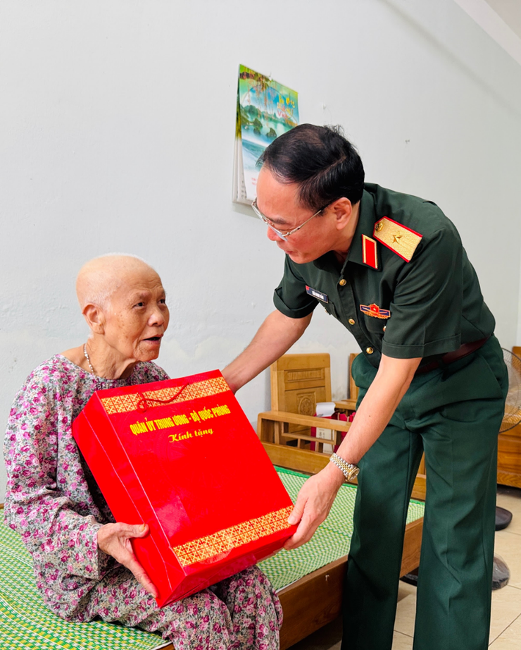Bộ Tư lệnh Thủ đô Hà Nội tri ân và lan tỏa yêu thương nhân Kỷ niệm 78 năm ngày Thương binh Liệt sĩ- Ảnh 6.