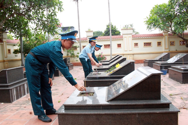 Đoàn Nhà Máy A31, Kho 286, Tiểu đoàn 31 cùng với lãnh đạo xã Trần Phú thăm và tặng quà các gia đình chính sách- Ảnh 2.