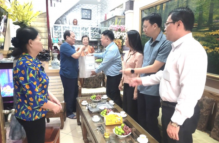 LÃNH ĐẠO PHƯỜNG VĂN MIẾU- QUỐC TỬ GIÁM THĂM HỎI, TẶNG QUÀ CÁC GIA ĐÌNH CHÍNH SÁCH - Ảnh 3.
