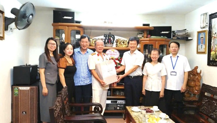 LÃNH ĐẠO PHƯỜNG VĂN MIẾU- QUỐC TỬ GIÁM THĂM HỎI, TẶNG QUÀ CÁC GIA ĐÌNH CHÍNH SÁCH - Ảnh 2.