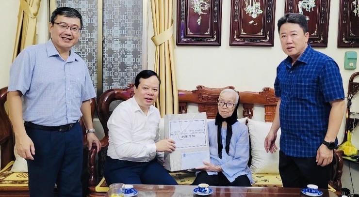 LÃNH ĐẠO PHƯỜNG VĂN MIẾU- QUỐC TỬ GIÁM THĂM HỎI, TẶNG QUÀ CÁC GIA ĐÌNH CHÍNH SÁCH - Ảnh 1.