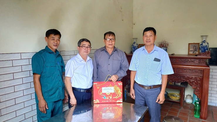 Các đồng chí lãnh đạo xã Tiến Thắng thăm, tặng quà nhân kỷ niệm 78 năm Ngày Thương binh - Liệt sĩ- Ảnh 1.