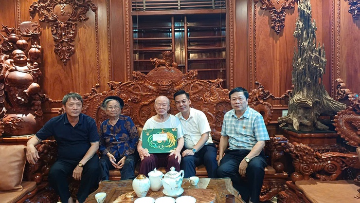 Các đồng chí lãnh đạo xã Tiến Thắng thăm, tặng quà nhân kỷ niệm 78 năm Ngày Thương binh - Liệt sĩ- Ảnh 3.
