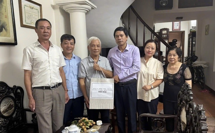 LÃNH ĐẠO PHƯỜNG VĂN MIẾU- QUỐC TỬ GIÁM THĂM HỎI, TẶNG QUÀ CÁC GIA ĐÌNH CHÍNH SÁCH - Ảnh 4.