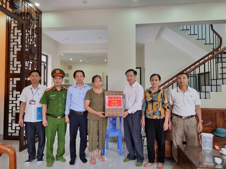 Xã Phú Nghĩa tổ chức 6 Đoàn đi thăm và tặng quà người có công, gia đình chính sách trên địa bàn nhân dịp kỷ niệm 78 năm Ngày Thương binh - Liệt sĩ (27/7/1947 - 27/7/2025)- Ảnh 7.