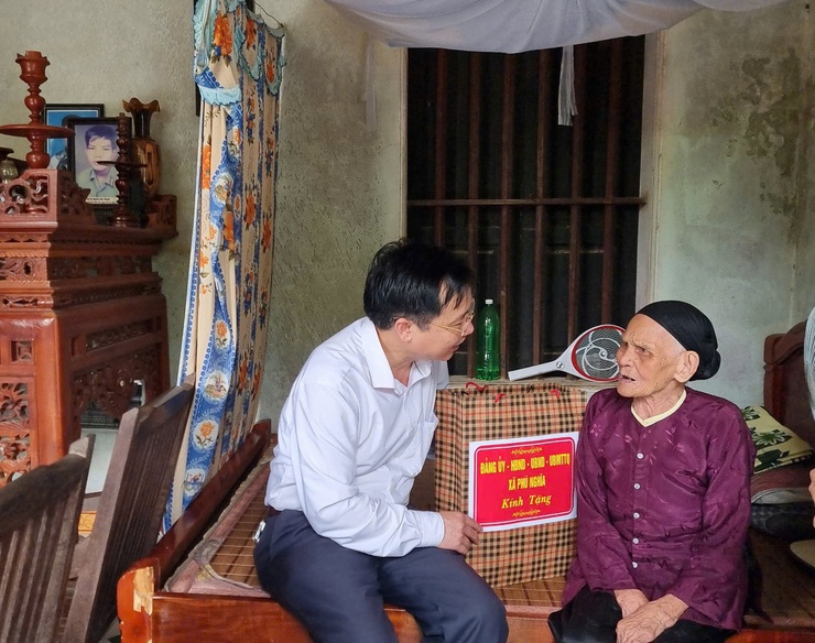 Xã Phú Nghĩa tổ chức 6 Đoàn đi thăm và tặng quà người có công, gia đình chính sách trên địa bàn nhân dịp kỷ niệm 78 năm Ngày Thương binh - Liệt sĩ (27/7/1947 - 27/7/2025)- Ảnh 8.