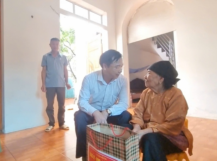 Xã Phú Nghĩa tổ chức 6 Đoàn đi thăm và tặng quà người có công, gia đình chính sách trên địa bàn nhân dịp kỷ niệm 78 năm Ngày Thương binh - Liệt sĩ (27/7/1947 - 27/7/2025)- Ảnh 9.
