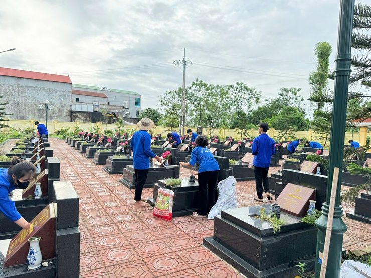 Đoàn thanh niên xã Tiến Thắng ra quân dọn vệ sinh Nghĩa trang liệt sĩ nhân kỷ niệm 78 năm ngày thương binh liệt sĩ (27/7/1947- 27/7/2025)- Ảnh 2.