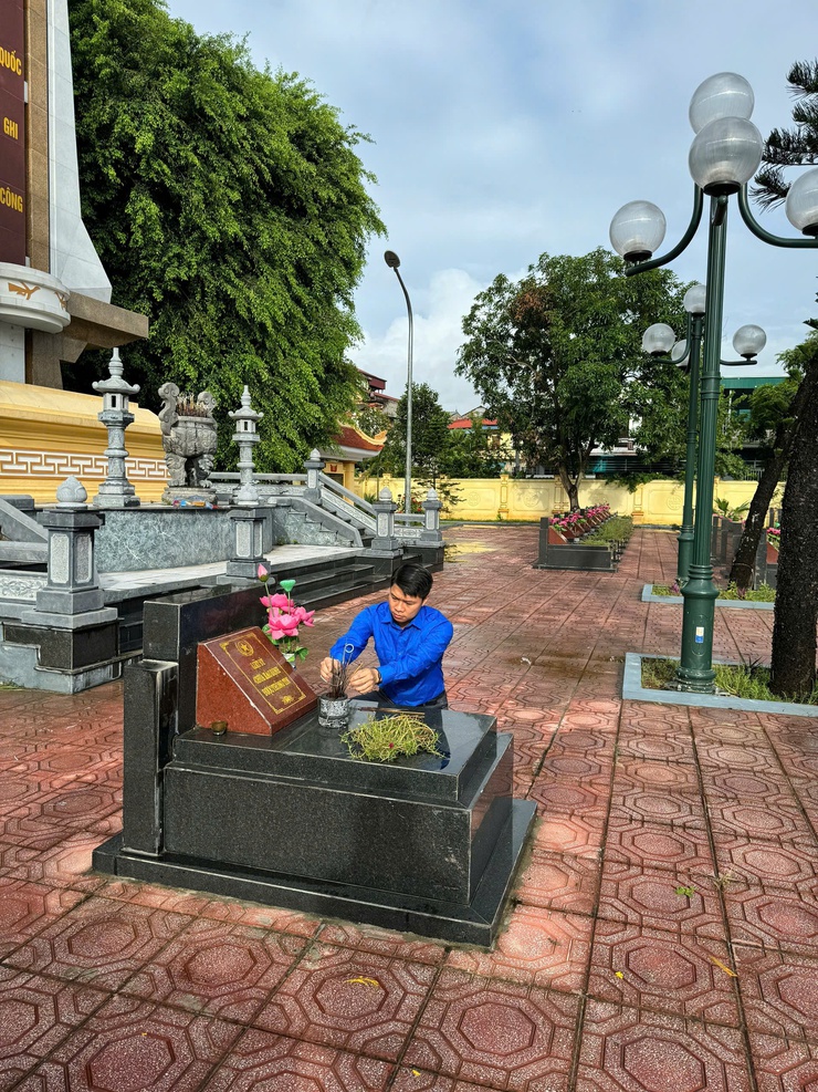 Đoàn thanh niên xã Tiến Thắng ra quân dọn vệ sinh Nghĩa trang liệt sĩ nhân kỷ niệm 78 năm ngày thương binh liệt sĩ (27/7/1947- 27/7/2025)- Ảnh 3.