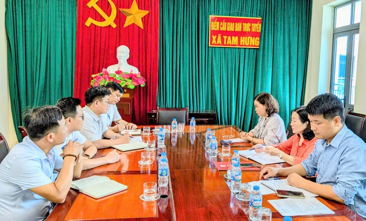 Hội Chữ thập đỏ Thành phố Hà Nội thăm, tặng quà gia đình chính sách và làm việc tại xã Tam Hưng: Lan tỏa giá trị nhân đạo, vun đắp nghĩa tình- Ảnh 2.
