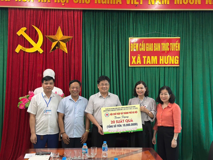 Hội Chữ thập đỏ Thành phố Hà Nội thăm, tặng quà gia đình chính sách và làm việc tại xã Tam Hưng: Lan tỏa giá trị nhân đạo, vun đắp nghĩa tình- Ảnh 1.
