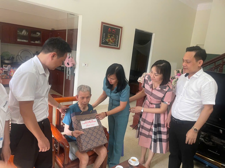 Xã Tam Hưng thăm hỏi, tặng quà các gia đình chính sách tại điểm dân cư Tam Hưng: Lan tỏa nghĩa tình, thấm đượm lòng tri ân- Ảnh 1.