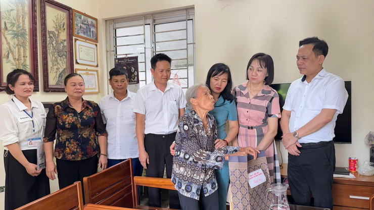 Xã Tam Hưng thăm hỏi, tặng quà các gia đình chính sách tại điểm dân cư Tam Hưng: Lan tỏa nghĩa tình, thấm đượm lòng tri ân- Ảnh 3.